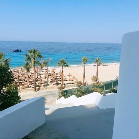 Leas Santorini, Dhërmi