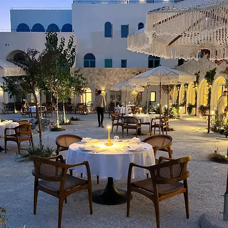 Leas Santorini, Hébergement de vacances