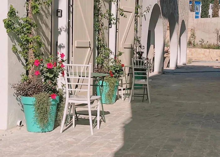 Leas Santorini, Hébergement de vacances