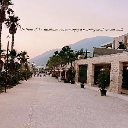 Leas Santorini, Vakantiehuis Dhërmi