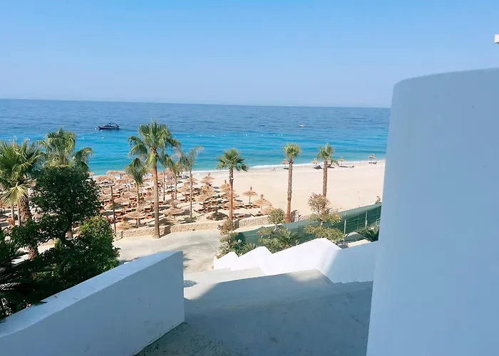 Leas Santorini, Dhërmi