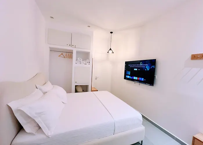 Leas Santorini, * Dhërmi