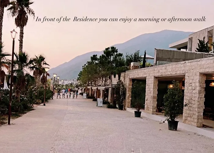 Leas Santorini, Casa vacanze Dhërmi